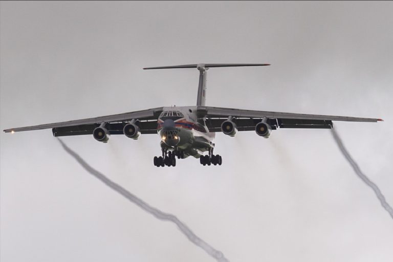 RĂZBOI ÎN UCRAINA. Kievul doboară două avioane rusești pline cu parașutiști (VIDEO)
