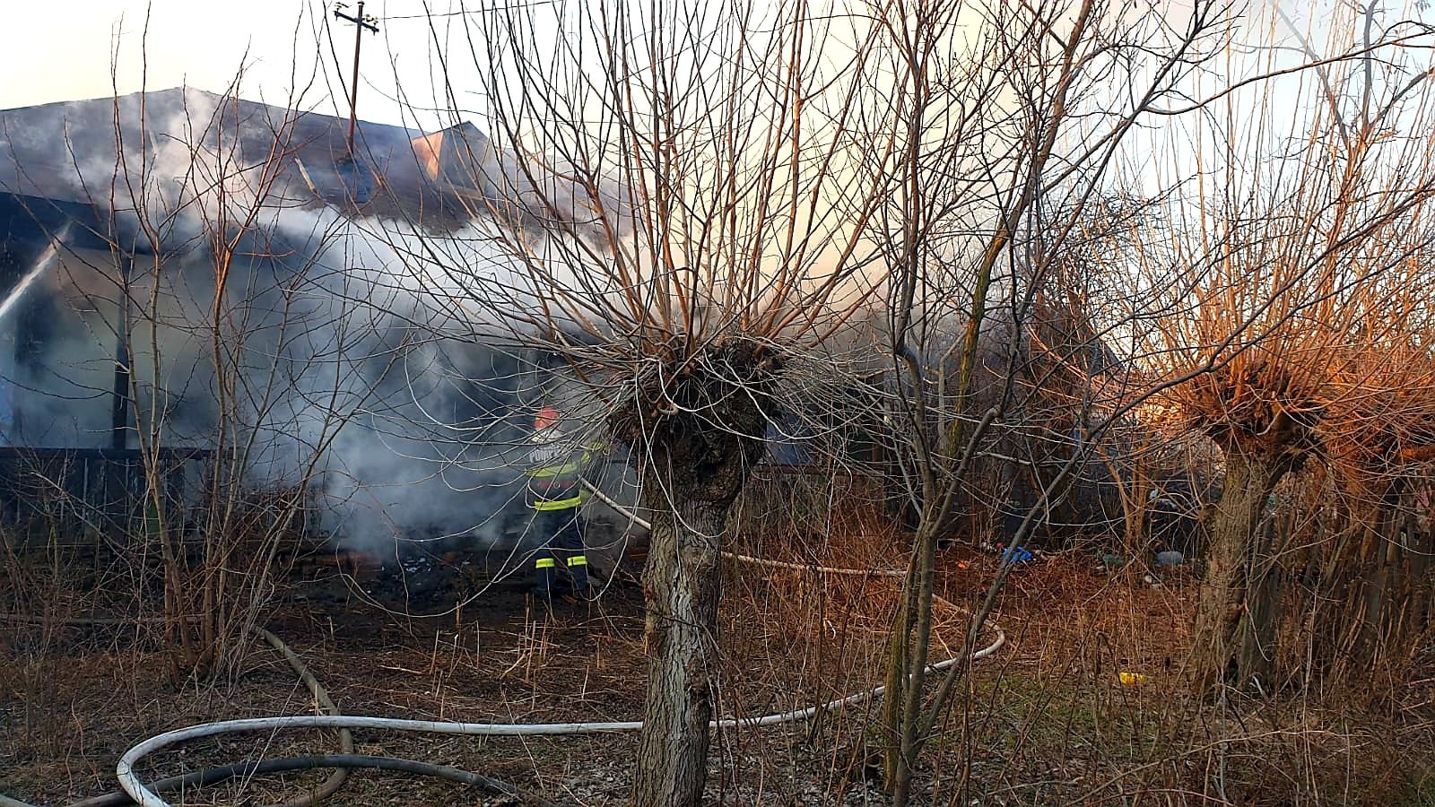 Pompierii chemați să stingă un incendiu au făcut o descoperite cutremurătoare. O femeie a fost dusă urgent la spital