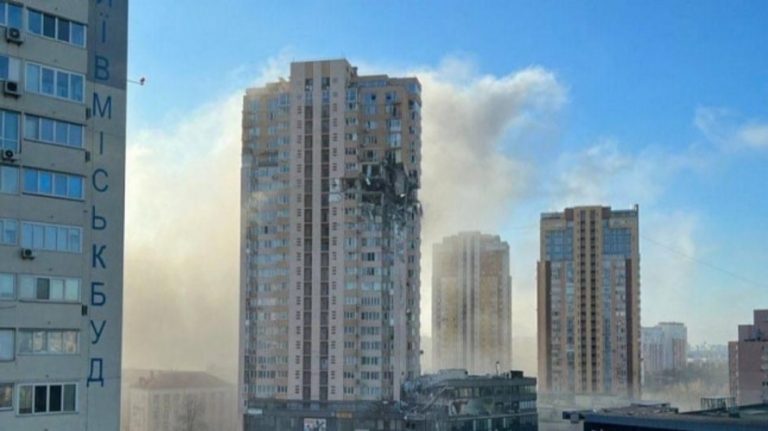 RĂZBOI ÎN UCRAINA. O rachetă lovește în plin un bloc înalt din Kiev (FOTO/VIDEO)