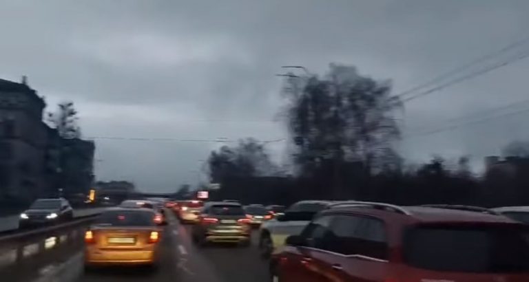 Panică în Kiev! Oamenii își retrag banii de la bancomate și fug din oraș! Imagini VIDEO cu impact!