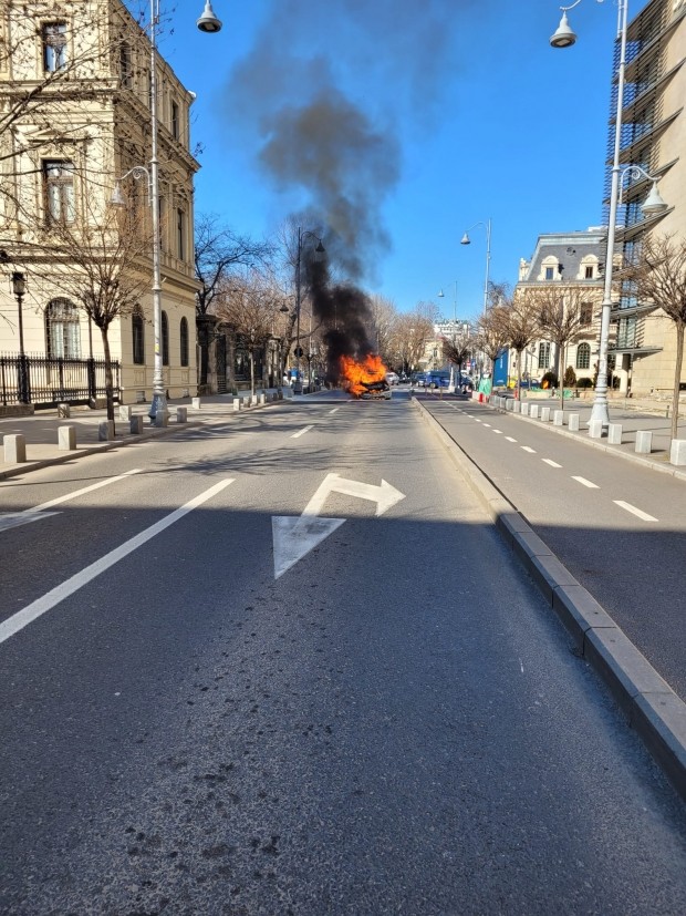 Mașină înghițită de flăcări, pe Calea Victoriei, în Capitală!