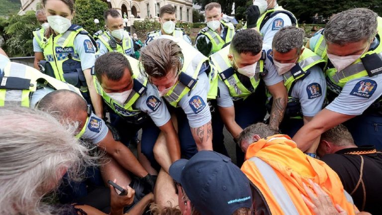„CONVOIUL LIBERTĂȚII”. Lupte de stradă între manifestanți și poliție în Noua Zeelandă. Sute de arestări (VIDEO)