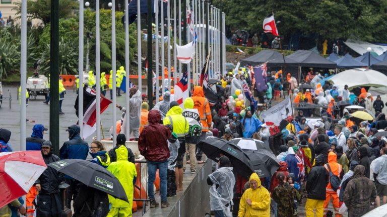 „Convoiul libertății”. Poliția din Noua Zeelandă pune „Baby Shark” și „Macarena” împotriva manifestanților