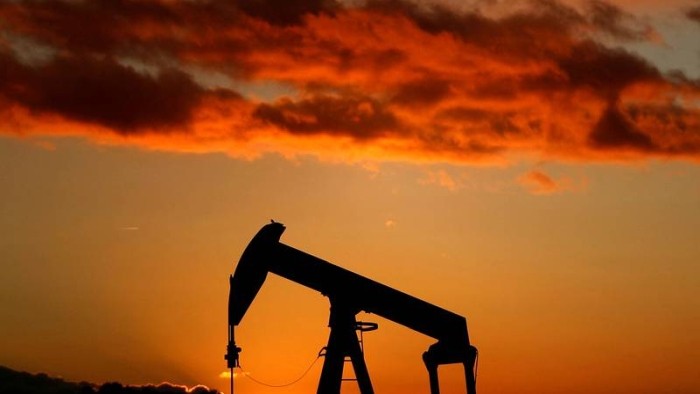 Piața petrolului își potrivește ceasul după ora Moscovei