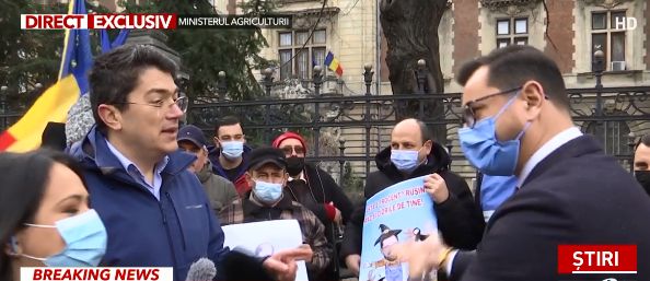 Protest la Ministerul Agriculturii. Oamenii s-au trezit cu ministrul Chesnoiu lângă ei: „Nu stați în frig” - VIDEO