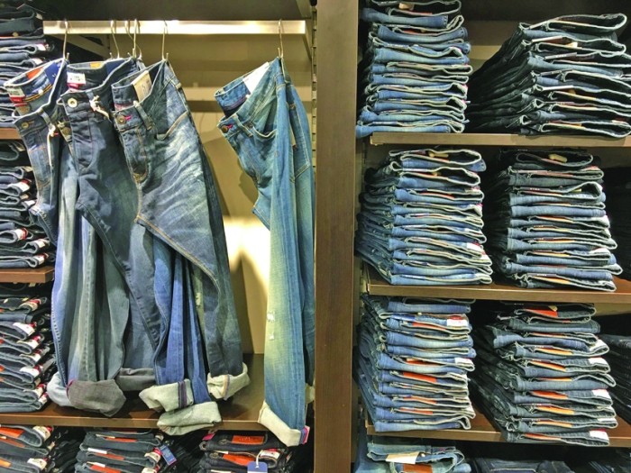 Industria textilelor, efect de domino: haine mai scumpe, de la bumbac la poliester