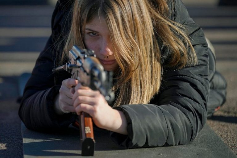 RĂZBOI ÎN UCRAINA. Parlamentul din Kiev aprobă înarmarea civililor