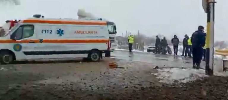 Accident grav. TIR lovit de un tren de călători: mai mulți oameni au fost răniți – VIDEO