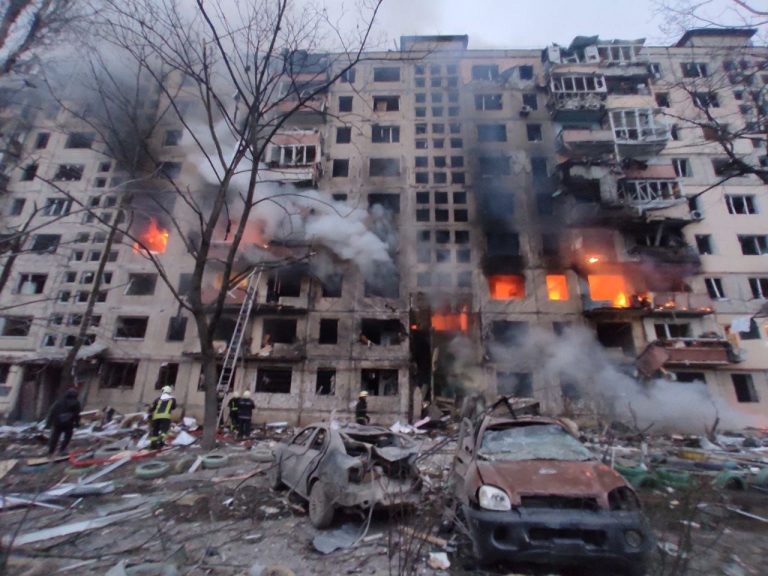 RĂZBOI ÎN UCRAINA. Un bloc din Kiev, lovit în plin de bombardamentul rușilor (FOTO/VIDEO)