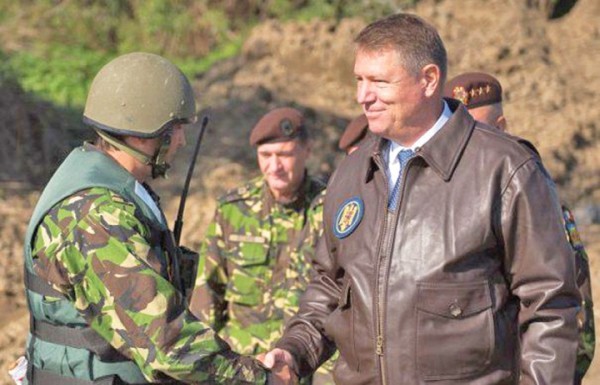 Iohannis, jos geaca fake!