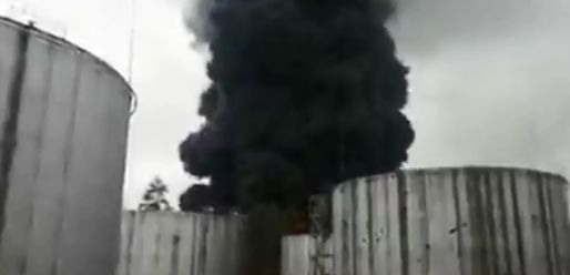 RĂZBOI ÎN UCRAINA. Depozit de petrol, lovit în timpul unui atac în nordul Ucrainei. Nor uriaș de fum – VIDEO