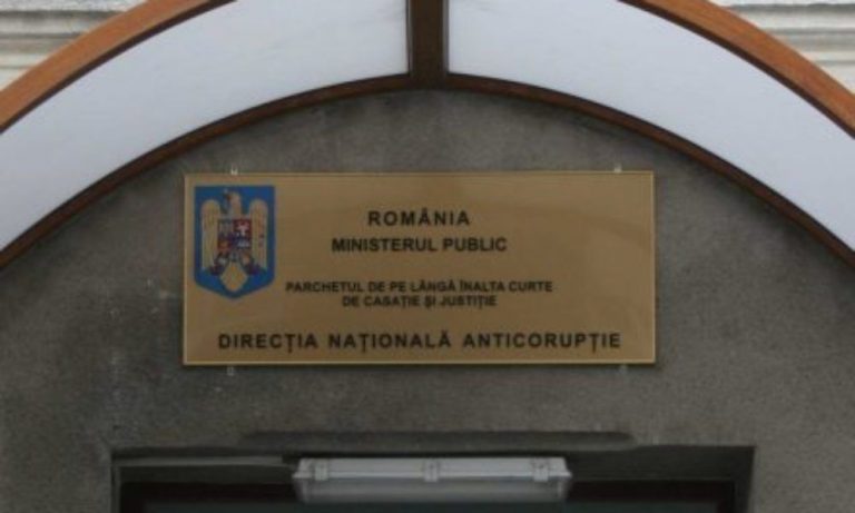 Trei medici stomatologi, doi fiind și cadre universitare, reținuți de DNA. Ce acuzații le aduc procurorii