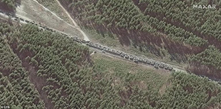 RĂZBOI ÎN UCRAINA. Putin pregătește atacul final. Un convoi rus de 64 km se îndreaptă spre Kiev