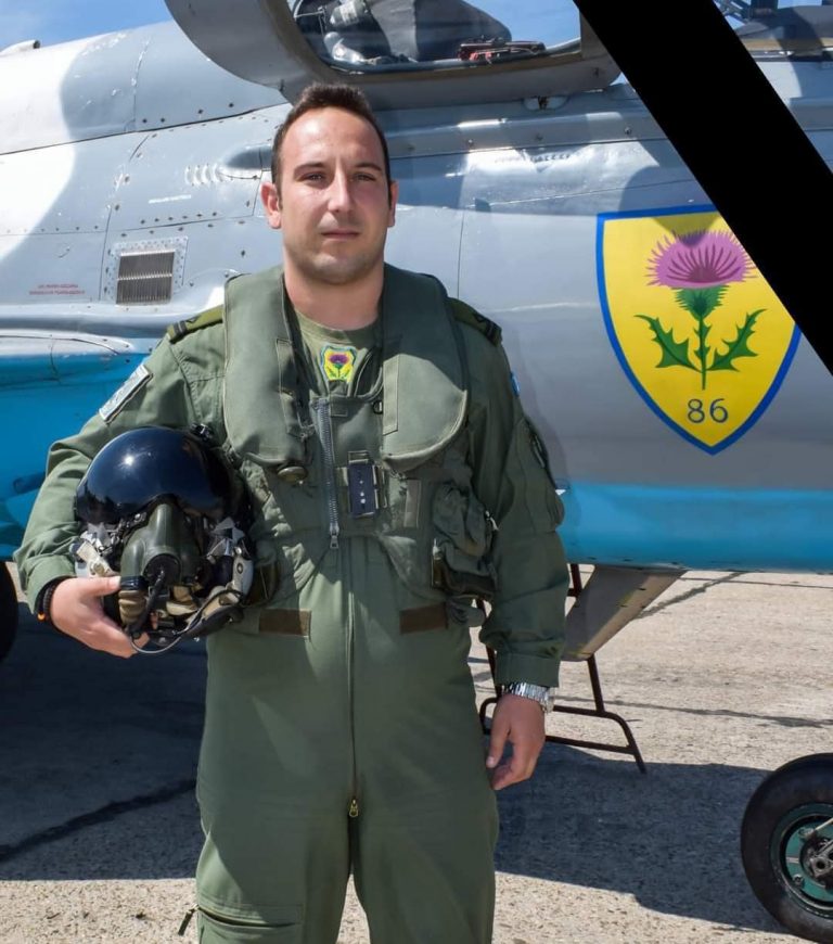 Durere fără margini. Mama pilotului mort după ce s-a prăbușit avionul MiG-21 acuză: „A servit armata şi acum armata îi dă cu şutul” – VIDEO