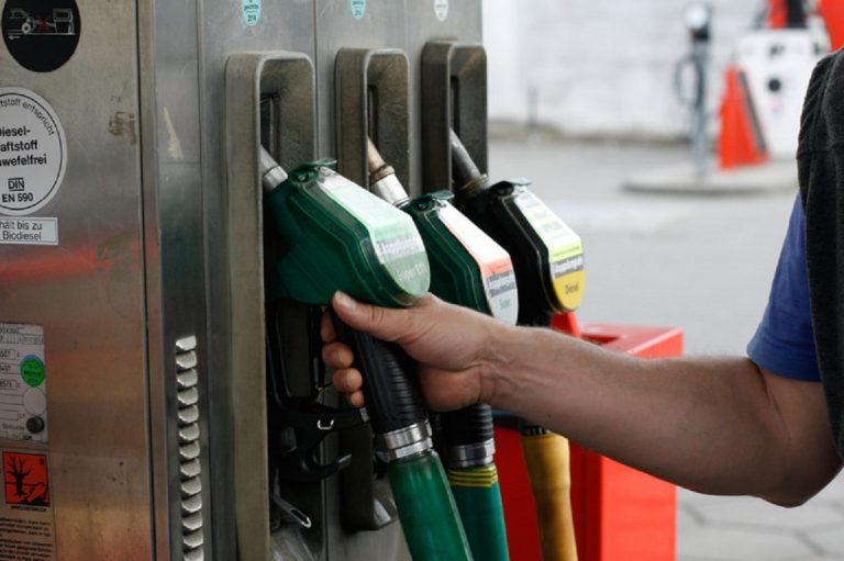 S-a aflat soluția guvernului francez la scumpirea carburanților. Ce s-a anunțat / Pe când și la noi?