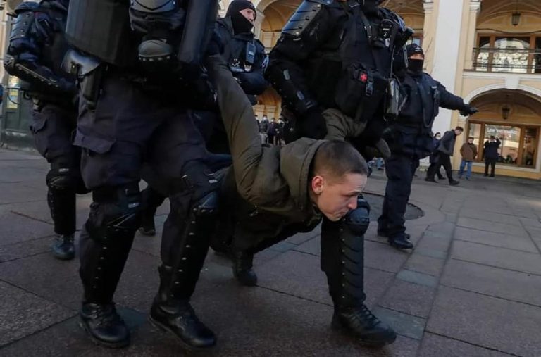 RĂZBOI ÎN UCRAINA. Rușii ies în stradă împotriva lui Putin. Mii de persoane arestate și bătute de poliție (VIDEO)