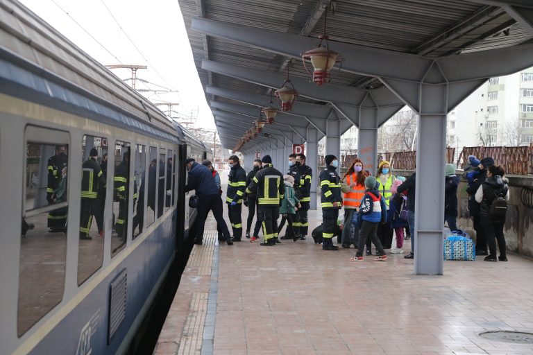 RĂZBOI ÎN UCRAINA. Un tren cu peste 800 de refugiați se îndreaptă spre București
