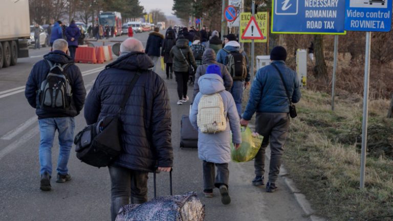 Ungurii pun piciorul în prag: Doar ucrainenii cu pașaport biometric mai pot intra în Ungaria/Granița de vest, luată cu asalt/România, trambulină pentru intrare în Europa fără viză