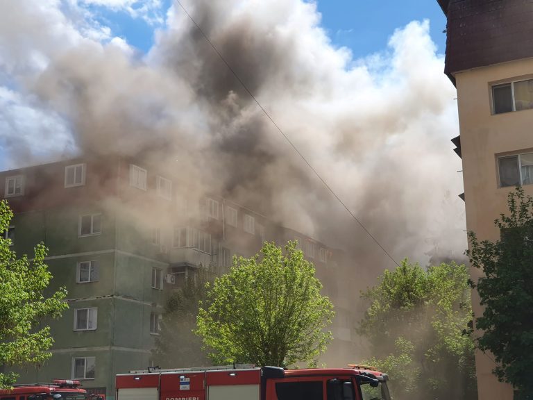 Incendiu puternic la mansarda unui bloc. Nor uriaș de fum! Pompierii intervin cu mai multe autospeciale – VIDEO