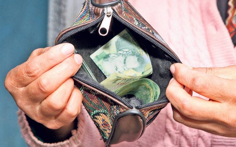 Jumătate dintre români consideră că situația lor financiară din acest an s-a ÎNRĂUTĂȚIT – sondaj/Estimări pesimiste pentru perioada ce vine