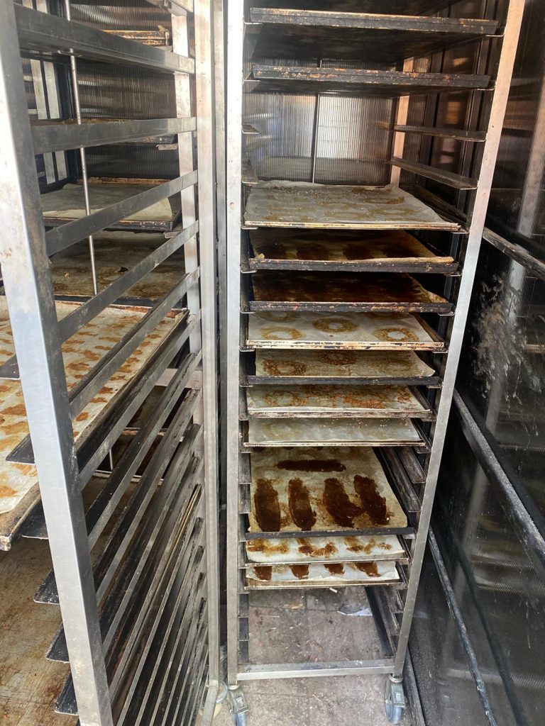 Cozonacii și produsele de patiserie, la control înainte de Paști. ANPC: ingrediente cu termen expirat, furnici și larve – GALERIE FOTO