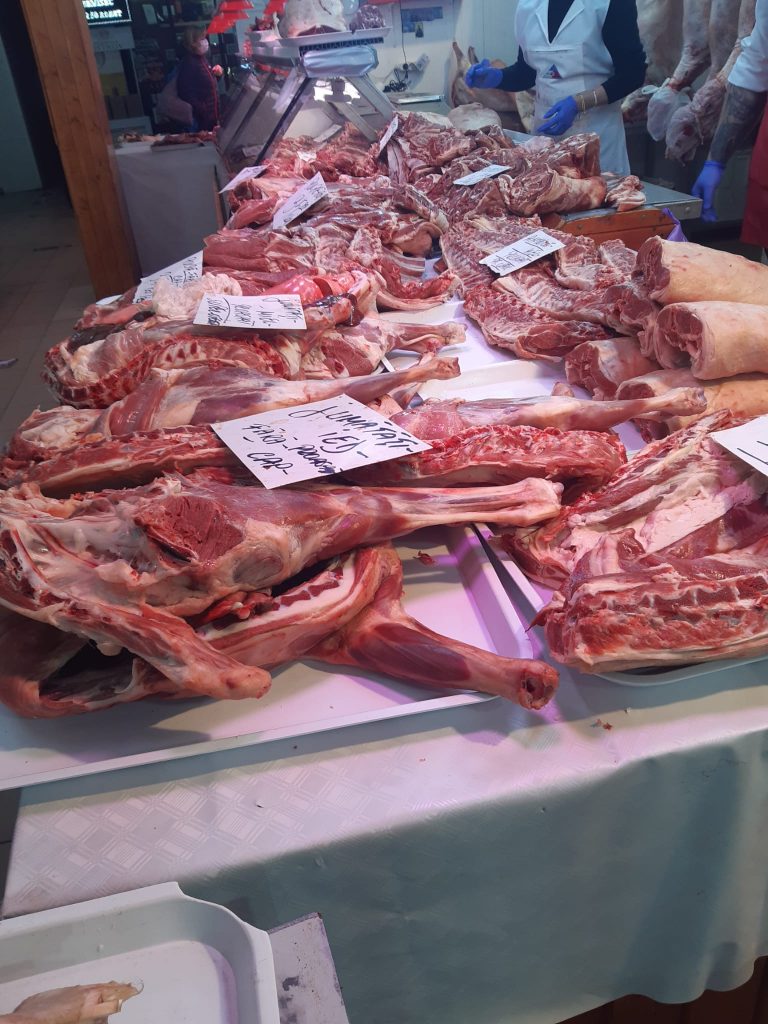 ANPC a făcut „prăpăd” în Hala Obor! Au curs amenzile/Sute kilograme de carne oprite de la vânzare – GALERIE FOTO