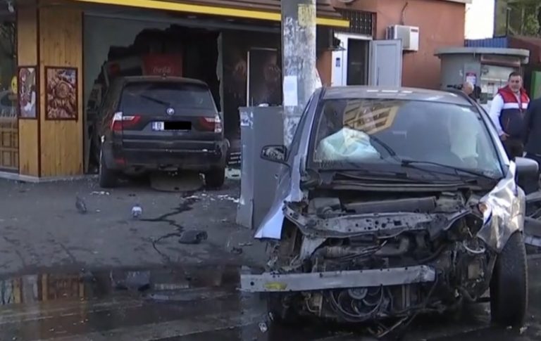 S-a întâmplat în Capitală! O mașină a intrat într-o patiserie, în urma unui accident – VIDEO