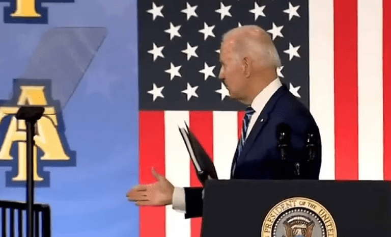 Joe Biden a dat mâna cu aerul! Noi imagini VIDEO tulburătoare cu președintele Americii