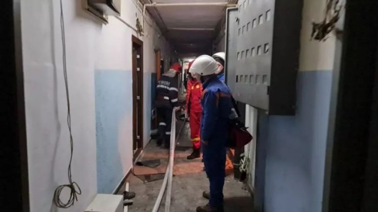 Explozie puternică într-un bloc din Constanța. Doi oameni au fost duși la spital – VIDEO