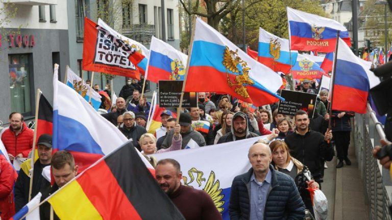 Putin divizează locomotiva Europei. Demonstrații pro-Rusia în orașele Germaniei