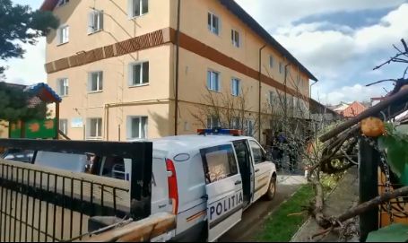 Incident înspăimântător! Tânără înjunghiată în fața unei grădinițe din Brașov – VIDEO