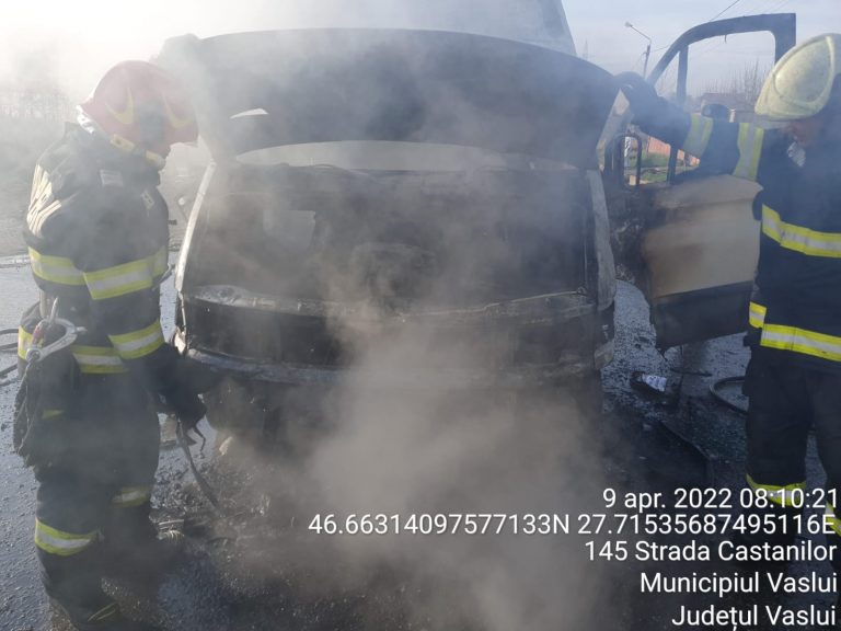 Pompierii, în alertă. Un microbuz a luat foc în plină stradă! Ce s-a întâmplat cu pasagerii – FOTO