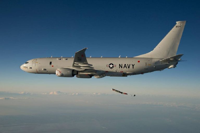 Un avion-spion american le-a „servit” ucrainenilor crucișătorul Moskva / Aeronava patrula deasupra României
