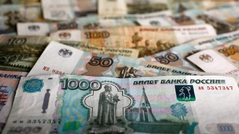 RĂZBOI ÎN UCRAINA. Rubla se redresează, cu toate sancțiunile occidentale / Asul din mâneca lui Putin