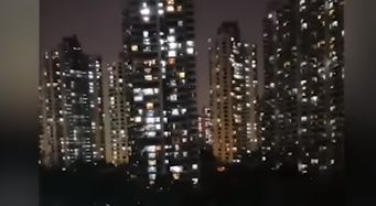 Scene terifiante în China, imaginile disperării! Oamenii, filmați urlând exasperați de lockdown, în Shanghai – VIDEO