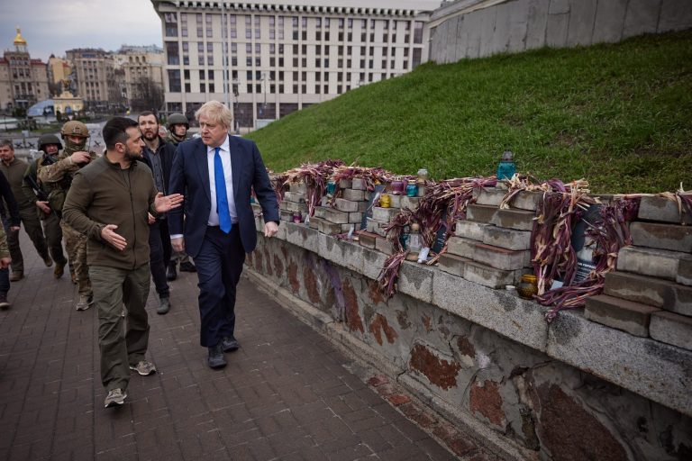 RĂZBOI ÎN UCRAINA. Marea Britanie poate deveni „țintă legitimă” pentru Rusia / Ce i-a promis Boris Johnson lui Zelenski