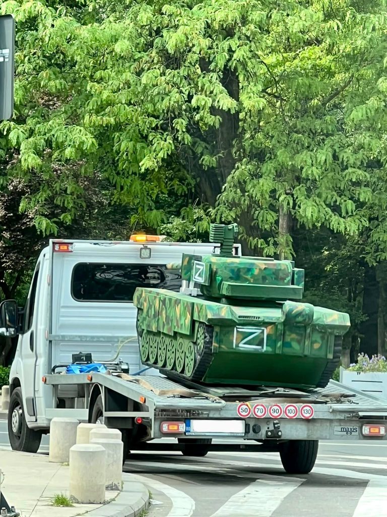 UPDATE. „Tanc” marcat cu litera Z, surprins pe o stradă din București/ Protest la Ambasada Rusiei