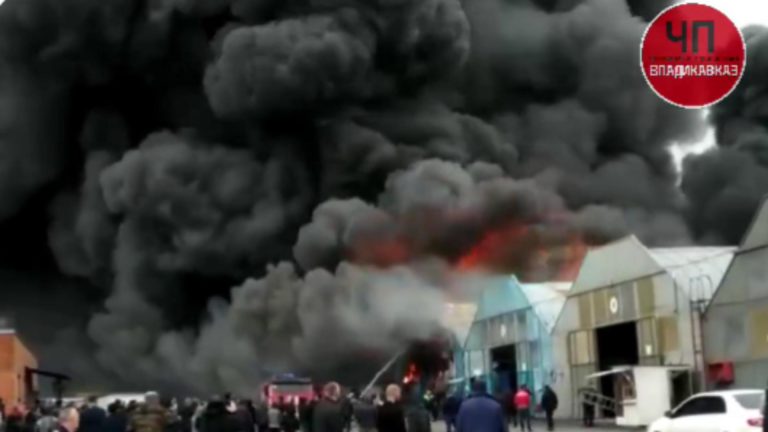 RUSISA ARDE CA O TORŢĂ! Val de incendii. Vladikavkaz-ul, înghiţit de un nor negru! (VIDEO)