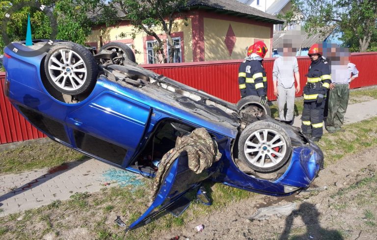 Patru răniți și o mașină răsturnată în urma unui accident grav. Salvatorii au intervenit de urgență – FOTO