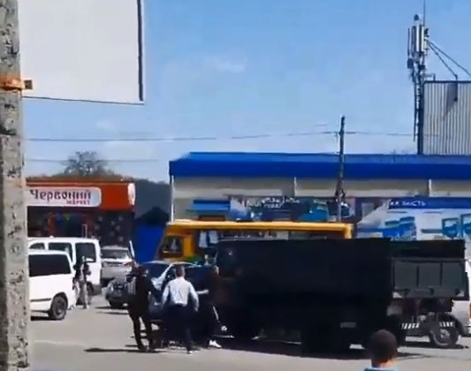 A intrat cu camionul militar în mulțime, într-un oraș din Ucraina! Cine ar fi fost la volan – FOTO&VIDEO