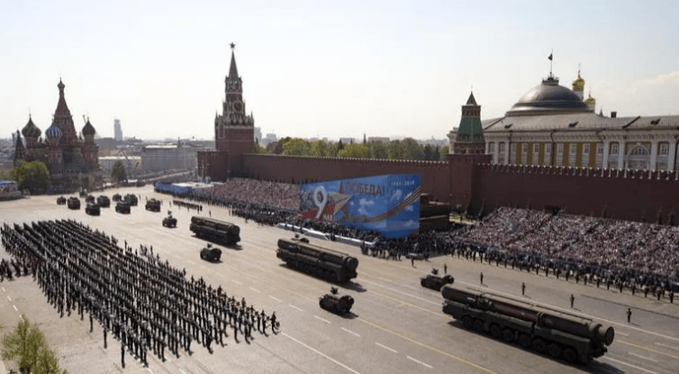 9 mai, ziua când omenirea își ține răsuflarea. Ultimele repetiții în Piața Roșie din Moscova