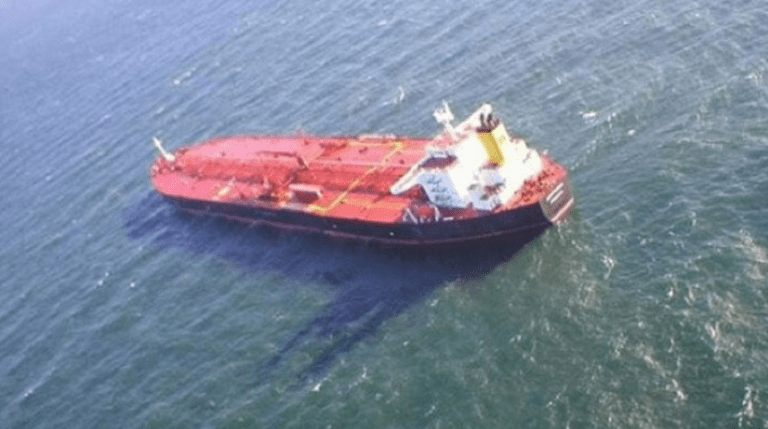 Conflictul din Ucraina remodelează piața petrolului / Sancțiunile occidentale nu opresc Rusia / Transferuri de țiței în largul mării
