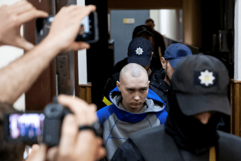 RĂZBOI ÎN UCRAINA. Primul soldat rus condamnat de Kiev pentru crimă de război / Ce pedeapsă a primit tânărul de 21 de ani