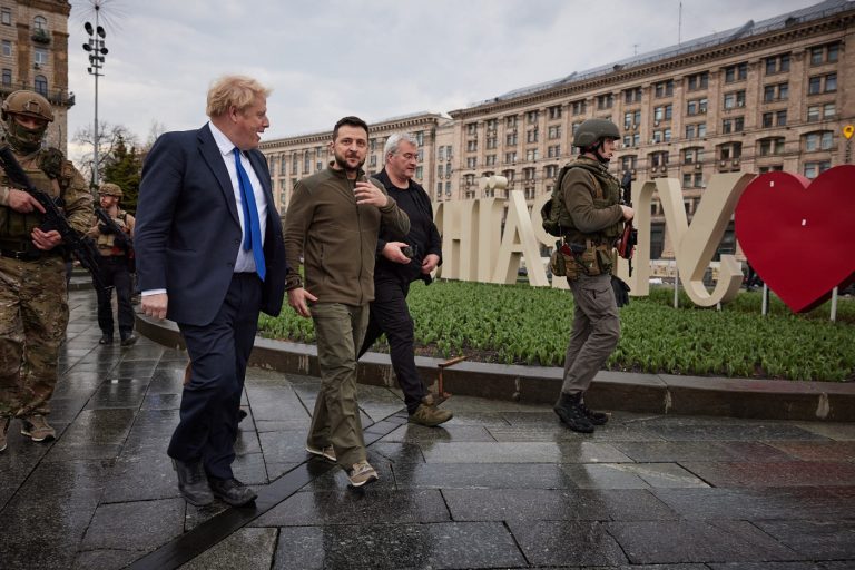 RĂZBOI ÎN UCRAINA. Marea Britanie plusează o o sumă uriașă pentru Zelenski. Va fi furie la Moscova