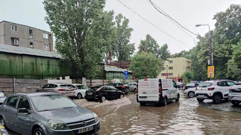 Dezastru în urma furtunii din Capitală: Străzi inundate, apa a intrat într-un mall, dar și la metrou. Zeci de copaci căzuți și mașini avariate – VIDEO