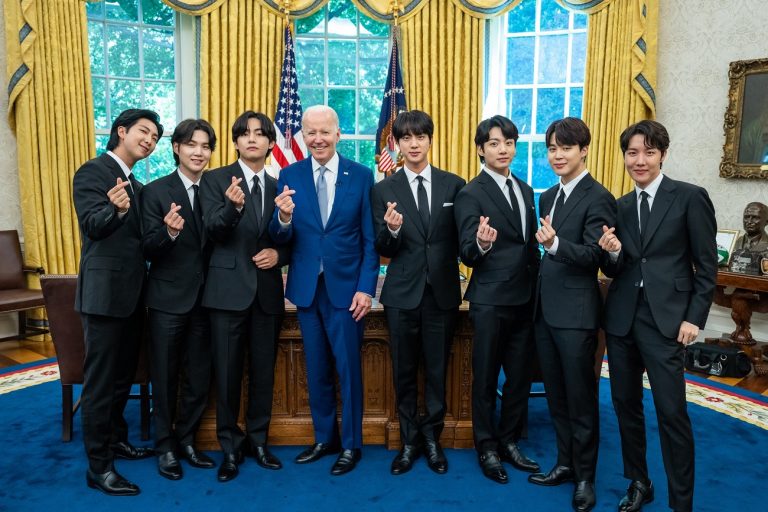 Joe Biden, umilit la Casa Albă în coreeană. Cea mai tare trupă de băieți critică SUA – VIDEO