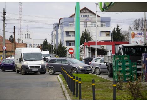 Românii se revoltă împotriva „Cartelului benzinarilor”. Șoferii alimentează și de 50 de bani, iar apoi fac asta!