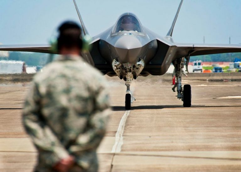 Sute de avioane americane nu sunt pregătite pentru război. F-35, star doar în Top Gun: Maverick