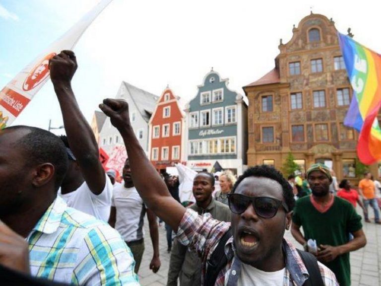 Zeci de mii de imigranți ilegali, naturalizați în Germania / Moștenirea Merkel și „întinerirea” populației