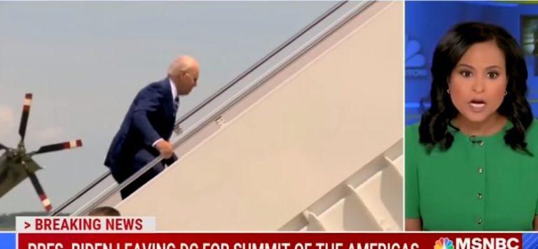 Joe Biden s-a împiedicat, din nou, pe scara avionului Air Force One – VIDEO